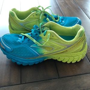Brooks sneakers very gently used